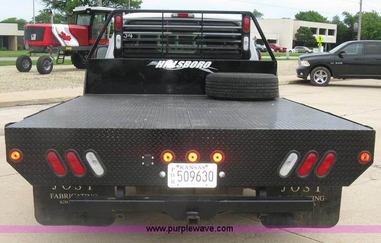 image for item H8546 2005 Ford F350 flatbed truck