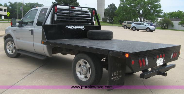 image for item H8546 2005 Ford F350 flatbed truck