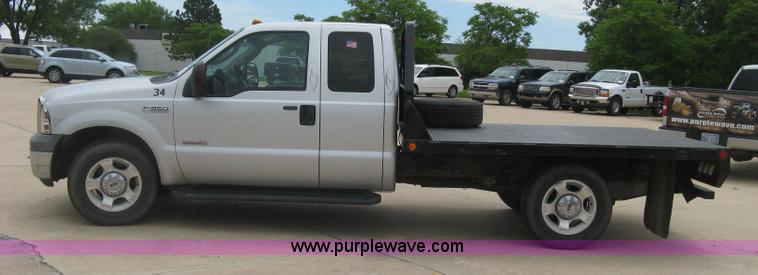 image for item H8546 2005 Ford F350 flatbed truck