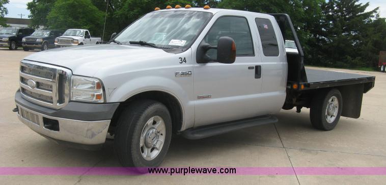 image for item H8546 2005 Ford F350 flatbed truck