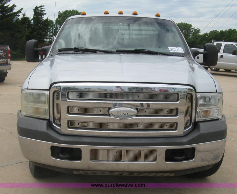 image for item H8546 2005 Ford F350 flatbed truck