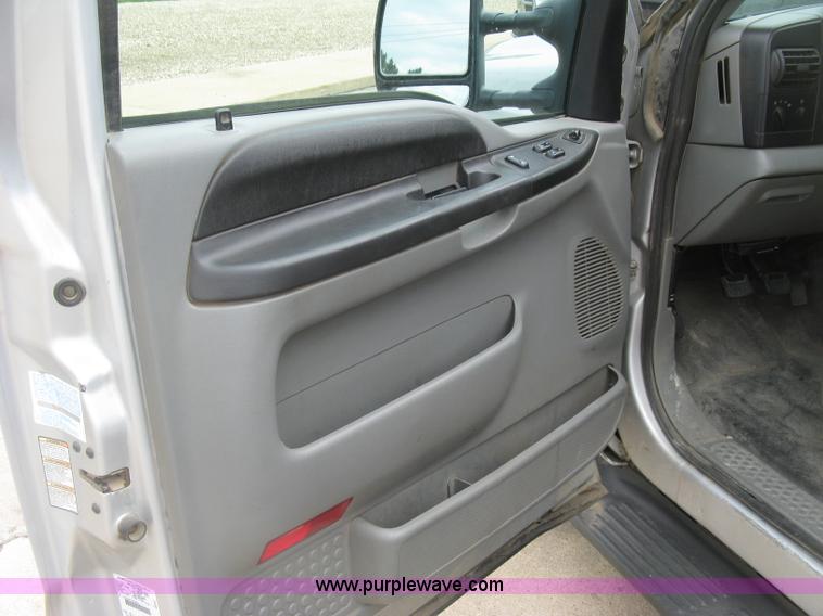 image for item H8546 2005 Ford F350 flatbed truck