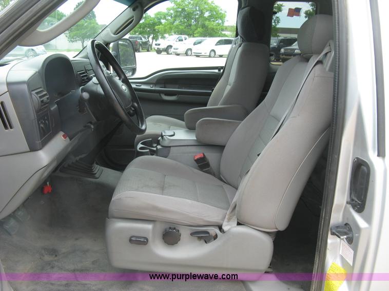 image for item H8546 2005 Ford F350 flatbed truck