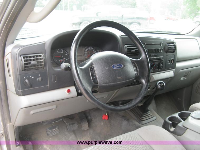 image for item H8546 2005 Ford F350 flatbed truck