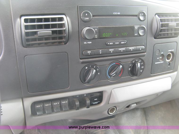 image for item H8546 2005 Ford F350 flatbed truck