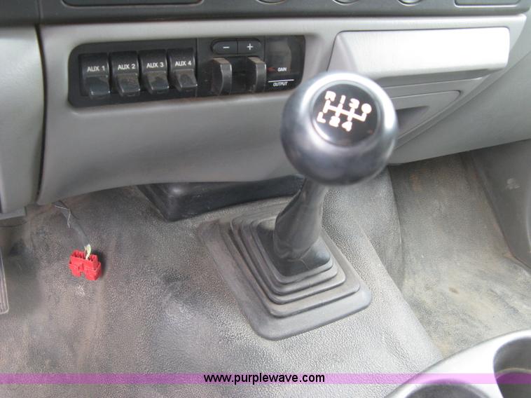 image for item H8546 2005 Ford F350 flatbed truck