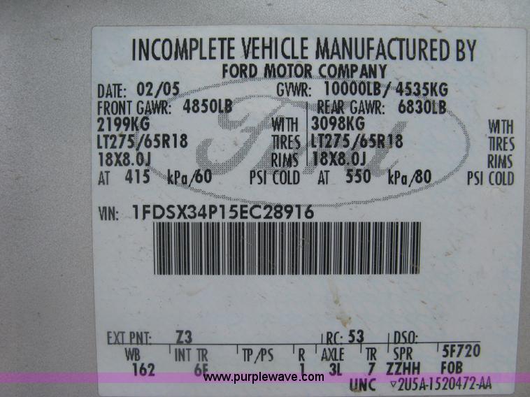 image for item H8546 2005 Ford F350 flatbed truck