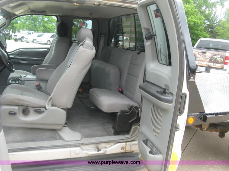 image for item H8546 2005 Ford F350 flatbed truck