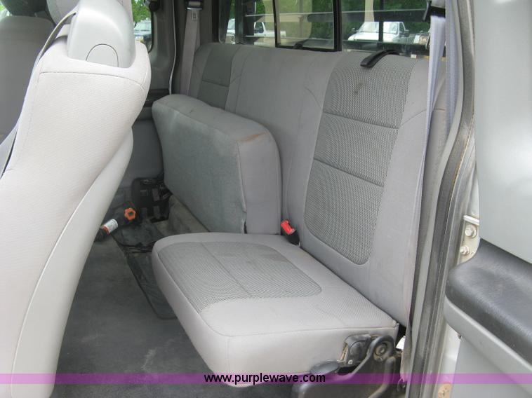 image for item H8546 2005 Ford F350 flatbed truck