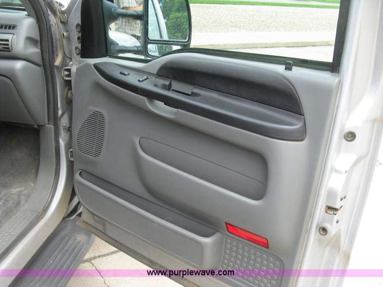 image for item H8546 2005 Ford F350 flatbed truck