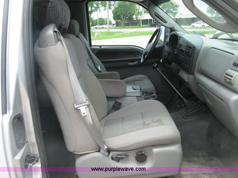 image for item H8546 2005 Ford F350 flatbed truck