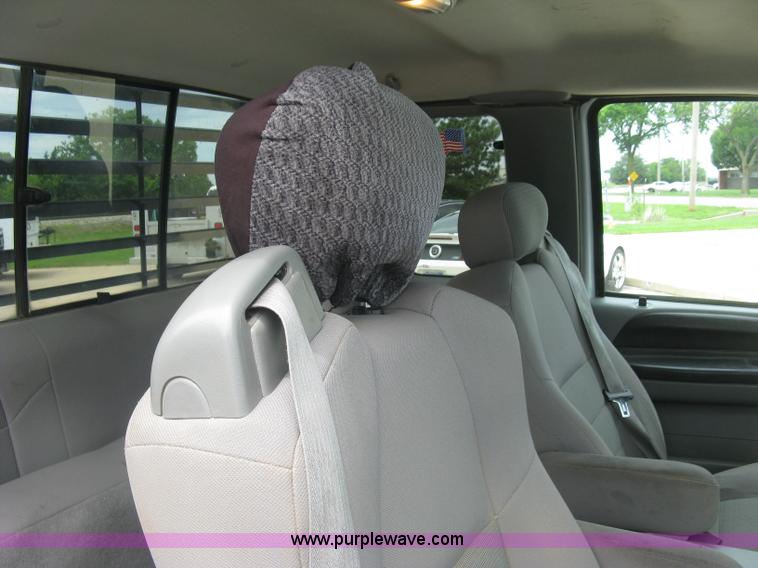 image for item H8546 2005 Ford F350 flatbed truck