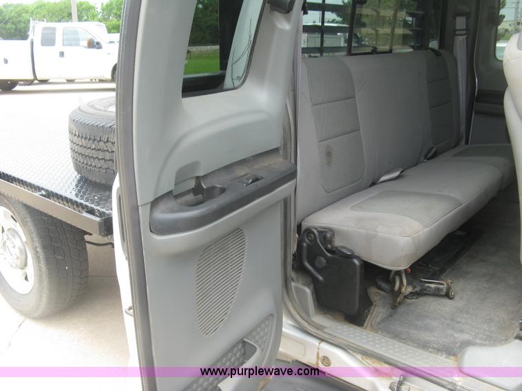 image for item H8546 2005 Ford F350 flatbed truck