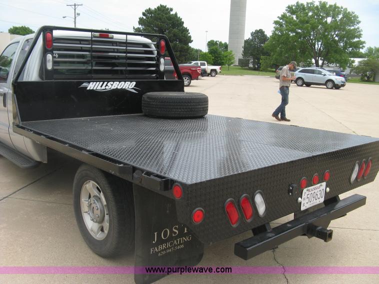 image for item H8546 2005 Ford F350 flatbed truck