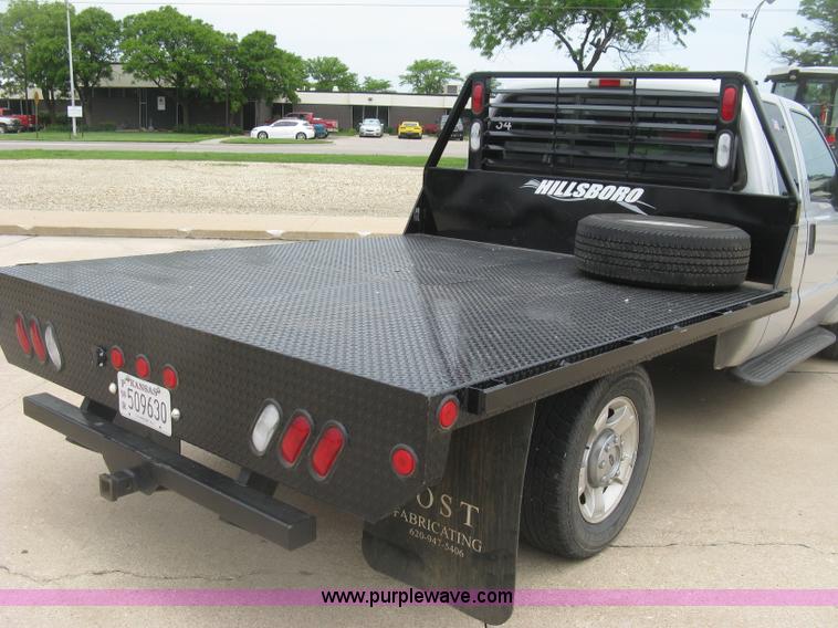 image for item H8546 2005 Ford F350 flatbed truck