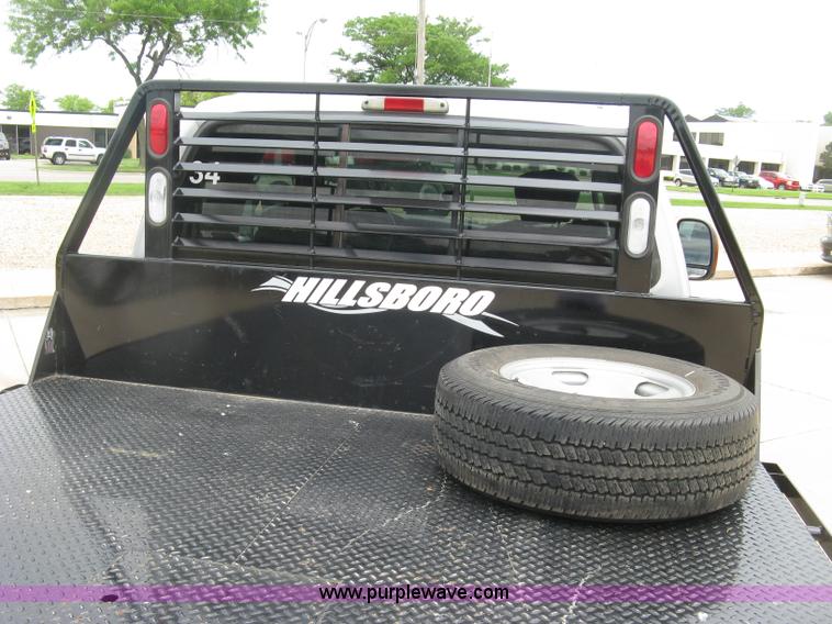 image for item H8546 2005 Ford F350 flatbed truck