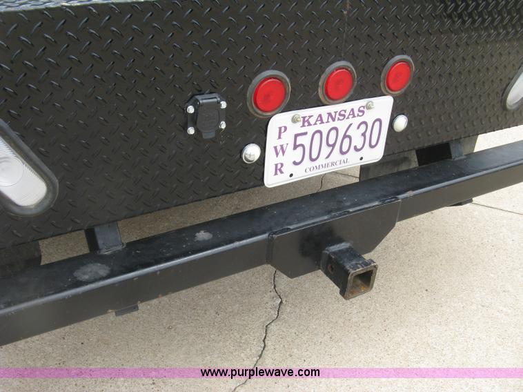 image for item H8546 2005 Ford F350 flatbed truck