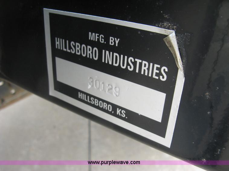 image for item H8546 2005 Ford F350 flatbed truck