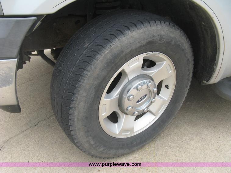 image for item H8546 2005 Ford F350 flatbed truck