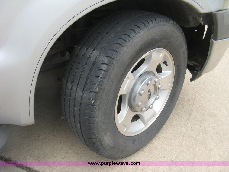 image for item H8546 2005 Ford F350 flatbed truck