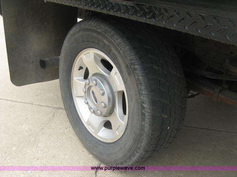 image for item H8546 2005 Ford F350 flatbed truck