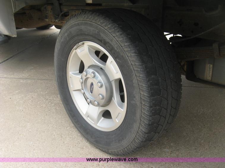 image for item H8546 2005 Ford F350 flatbed truck