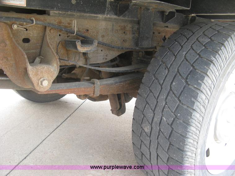 image for item H8546 2005 Ford F350 flatbed truck