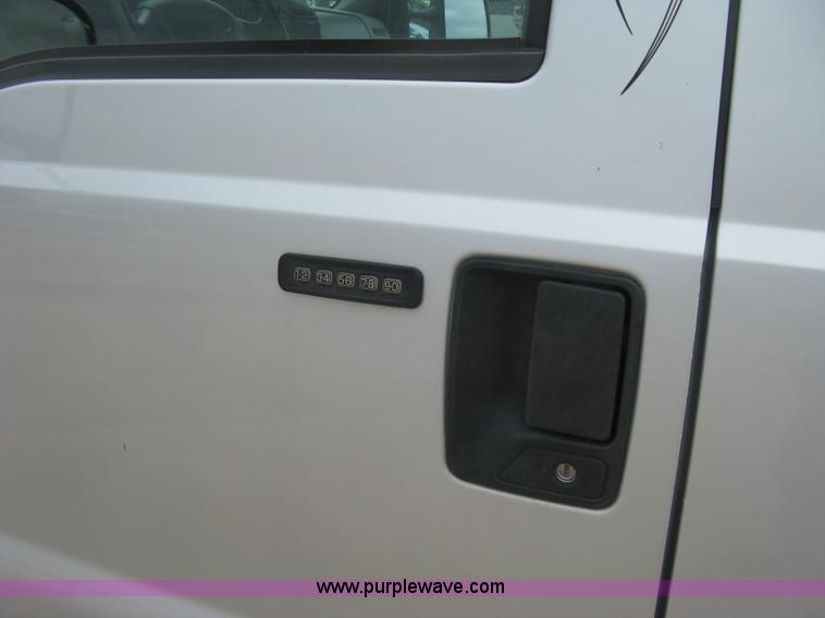 image for item H8546 2005 Ford F350 flatbed truck