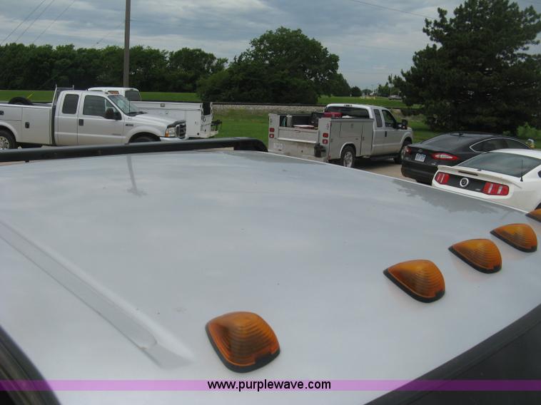 image for item H8546 2005 Ford F350 flatbed truck