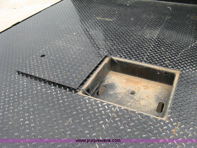 image for item H8546 2005 Ford F350 flatbed truck