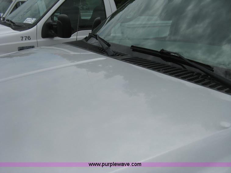 image for item H8546 2005 Ford F350 flatbed truck