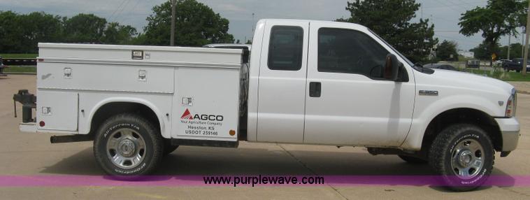 image for item H8550 2006 Ford F350 SuperCab utility truck