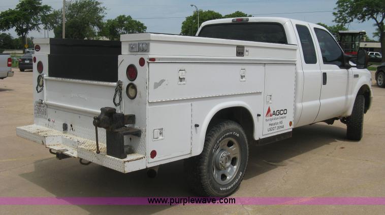 image for item H8550 2006 Ford F350 SuperCab utility truck
