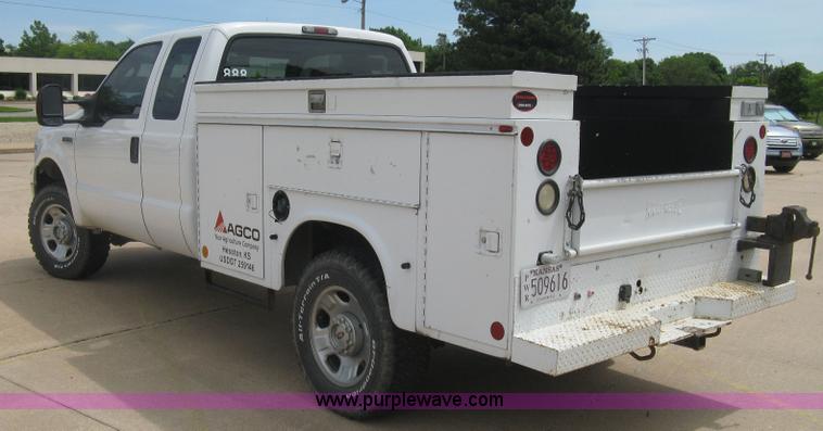 image for item H8550 2006 Ford F350 SuperCab utility truck