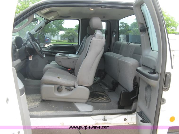 image for item H8550 2006 Ford F350 SuperCab utility truck