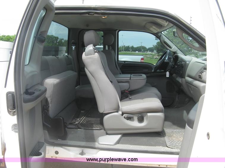 image for item H8550 2006 Ford F350 SuperCab utility truck