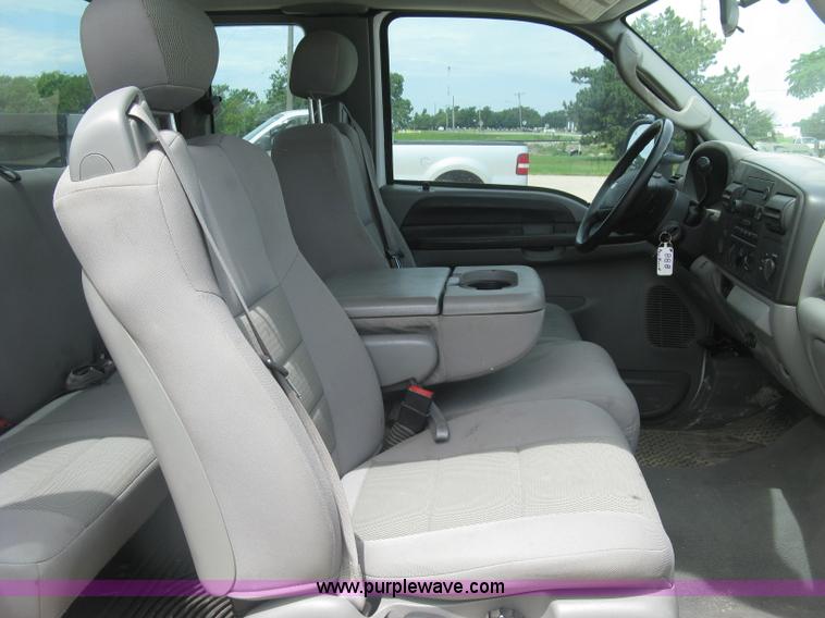 image for item H8550 2006 Ford F350 SuperCab utility truck