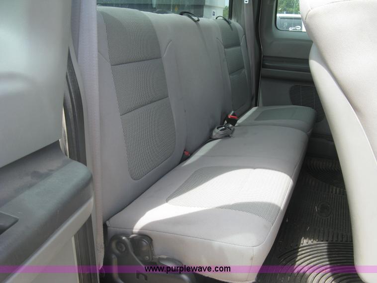 image for item H8550 2006 Ford F350 SuperCab utility truck