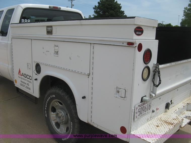 image for item H8550 2006 Ford F350 SuperCab utility truck