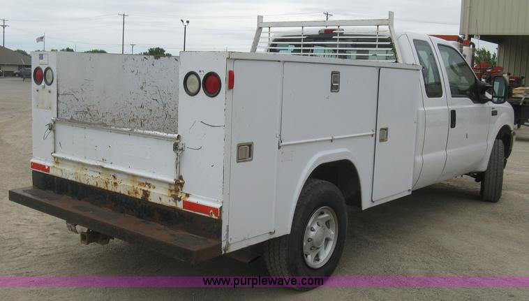 image for item H8561 2003 Ford F250 Super Duty XL Ext. Cab utility truck
