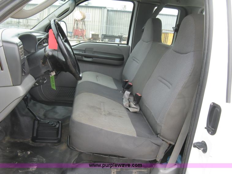 image for item H8561 2003 Ford F250 Super Duty XL Ext. Cab utility truck