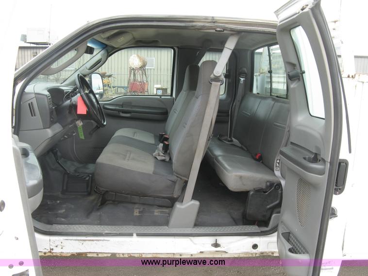 image for item H8561 2003 Ford F250 Super Duty XL Ext. Cab utility truck