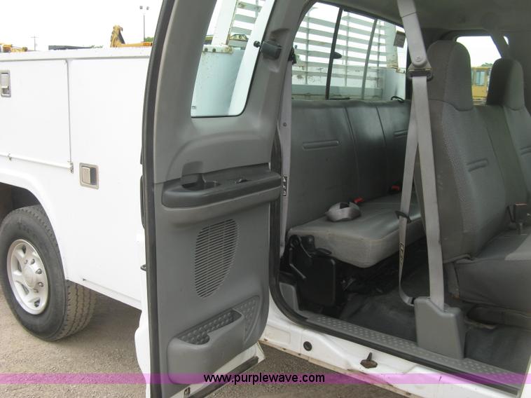 image for item H8561 2003 Ford F250 Super Duty XL Ext. Cab utility truck