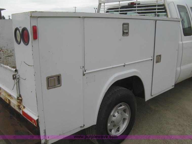image for item H8561 2003 Ford F250 Super Duty XL Ext. Cab utility truck