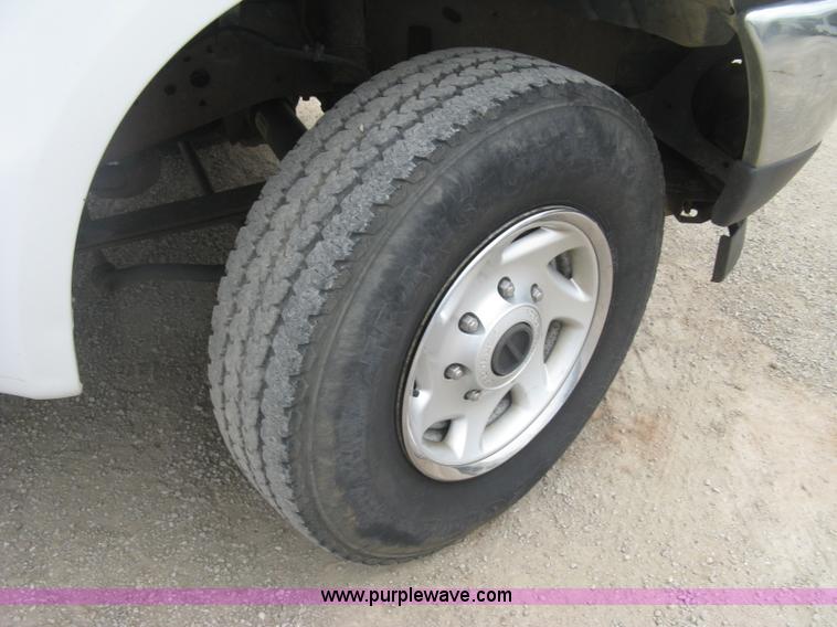 image for item H8561 2003 Ford F250 Super Duty XL Ext. Cab utility truck