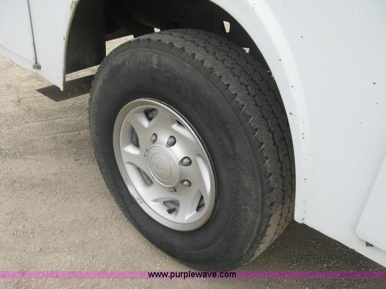 image for item H8561 2003 Ford F250 Super Duty XL Ext. Cab utility truck