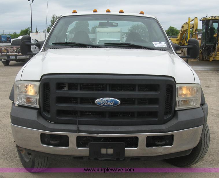 image for item H8562 2006 Ford F550 Super Duty XL cab and chassis