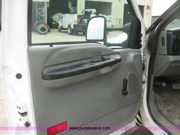 image for item H8562 2006 Ford F550 Super Duty XL cab and chassis