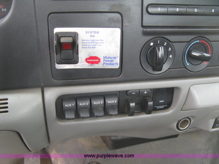 image for item H8562 2006 Ford F550 Super Duty XL cab and chassis