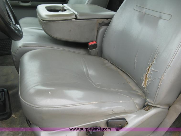 image for item H8562 2006 Ford F550 Super Duty XL cab and chassis